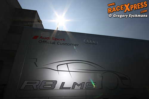 De truck van Phoenix Racing, aan de start met een R8 LMS